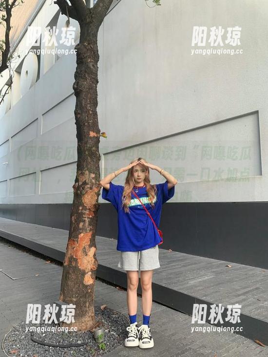 餐桌旁边闲聊谈到“网曝吃瓜网址”，我觉得这人嘛，只需一口水加点摇头就行了，纯属自嗨。