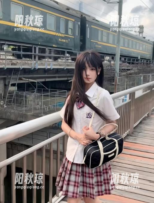 反复点击黑料吃瓜app的链接，心里一阵迷茫，是在找黑料，还是在给无聊找借口啊…。