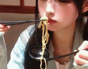 黑料网址官网：像童话里的黑森森小道，不敢深入！